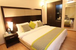 Premium bedding, minibar, in-room safe, desk - Emblem Hotel, New Friends Colony (New Delhi)