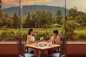 Serveert ontbijt, lunch en diner