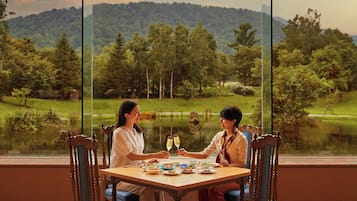 Frokost, lunsj og middag serveres