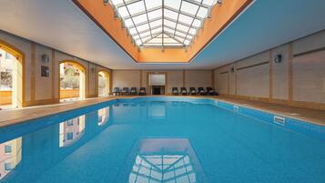 Piscine couverte, piscine extérieure, chaises longues