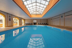 Piscine couverte, piscine extérieure, chaises longues