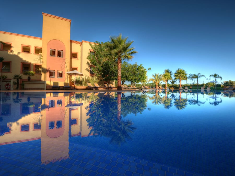 Una piscina techada, una piscina al aire libre