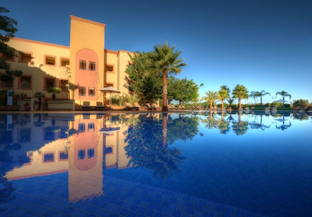 Una piscina techada, una piscina al aire libre