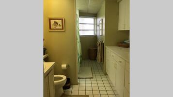 Apartment, 2 Bedrooms | Bathroom | Towels