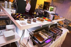Petit déjeuner buffet servi tous les jours en supplément