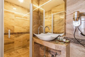 Douche, articles de toilette gratuits, sèche-cheveux, bidet