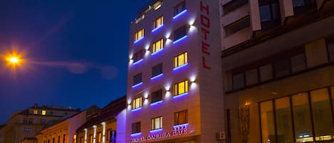 Façade de lâhĂ©bergement - soirĂ©e/nuit