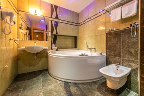 Deluxe Double Room | Bathroom | Shower, free toiletries, hair dryer, bidet - Hotel Danubia Gate (Bratislava)
