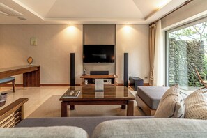 客房 (Garden Suite) | 羽絨被、迷你吧贈品、房內夾萬、書桌