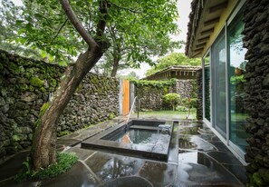 Cubrecamas y artículos del minibar gratis 