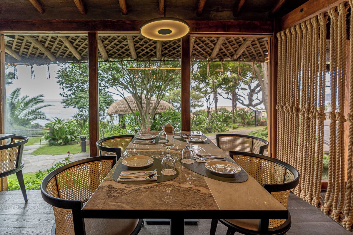 2 restaurants, brunch served