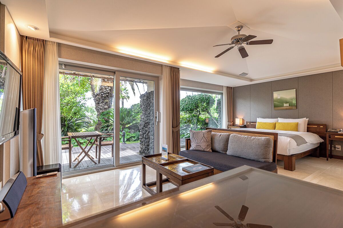 Cubrecamas y artículos del minibar gratis 