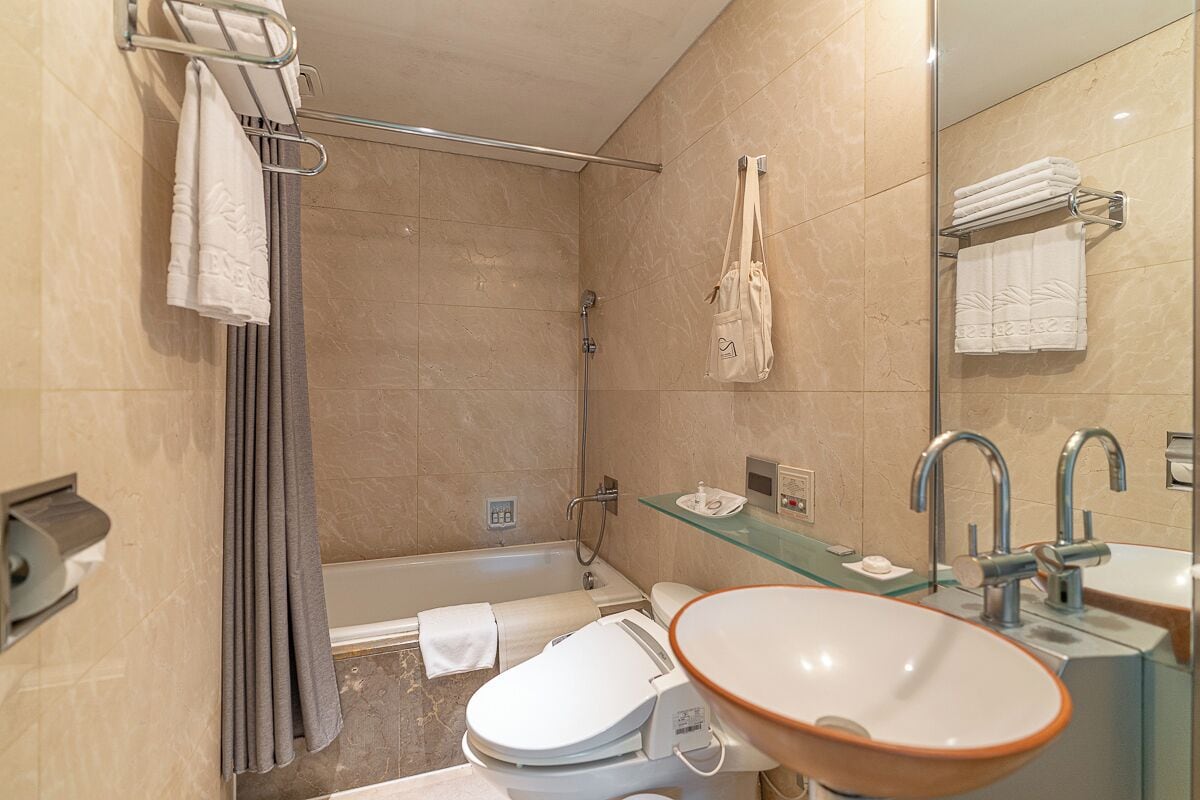 deluxe | bathroom | combined shower/bathtub, rainfall showerhead, free toiletries