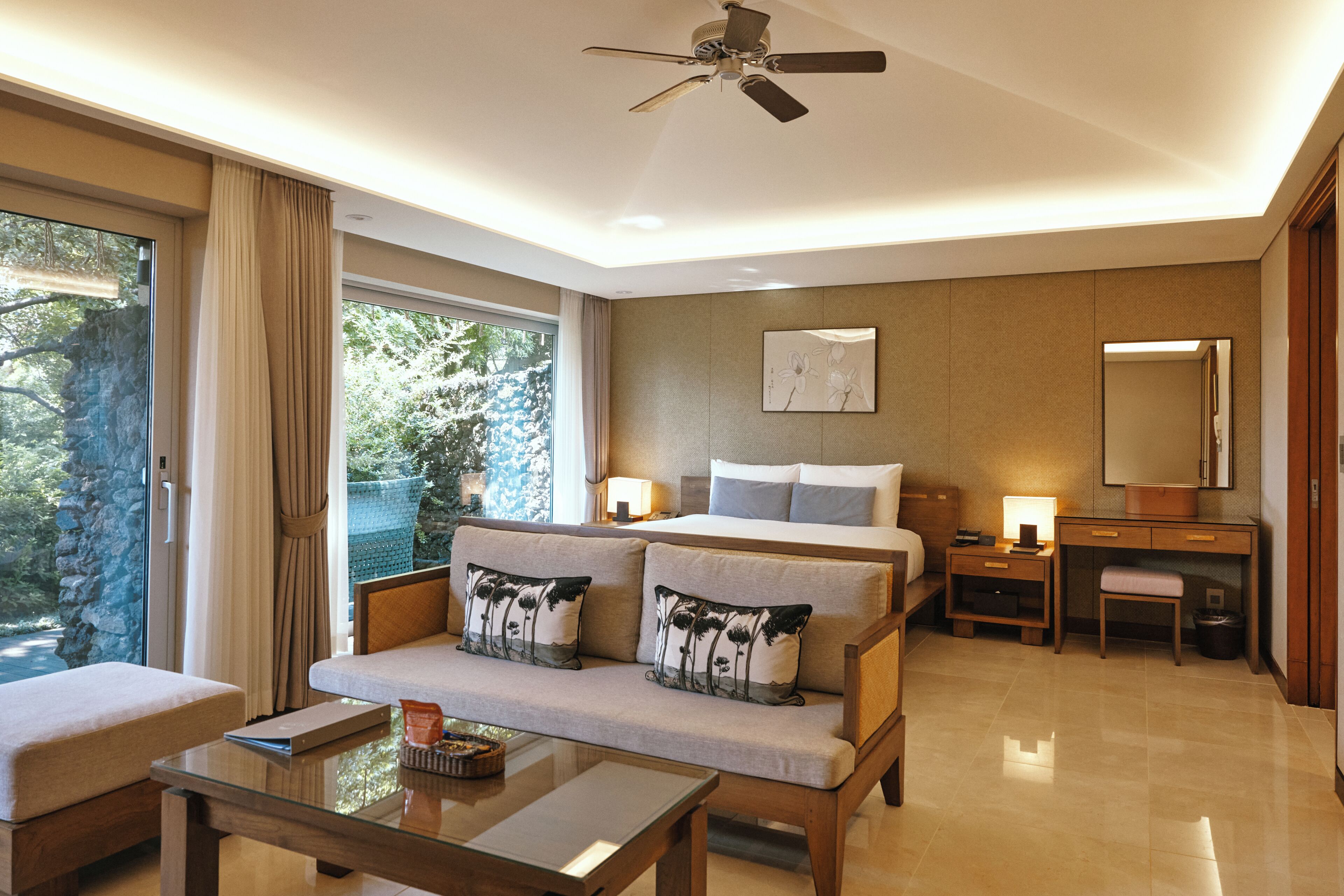 Cubrecamas y artículos del minibar gratis 