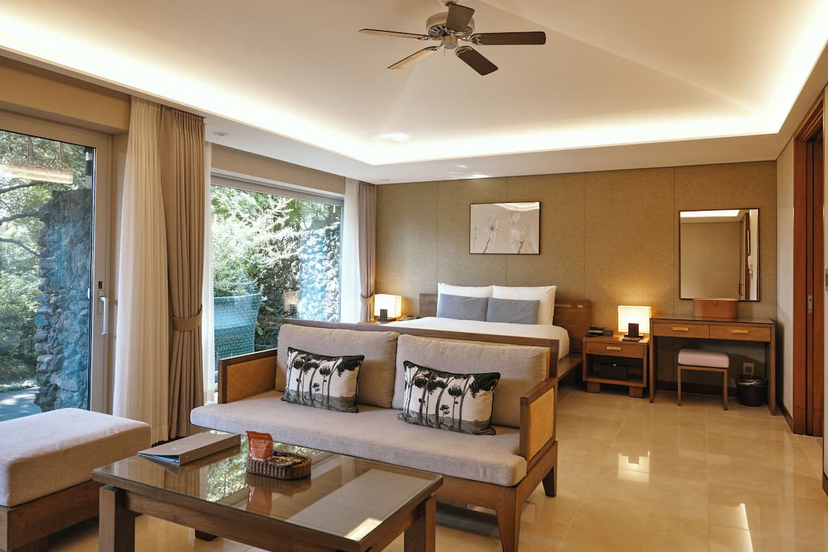 Suite Royale, piscine privée | Couette en duvet d'oie, mini-bar avec articles gratuits