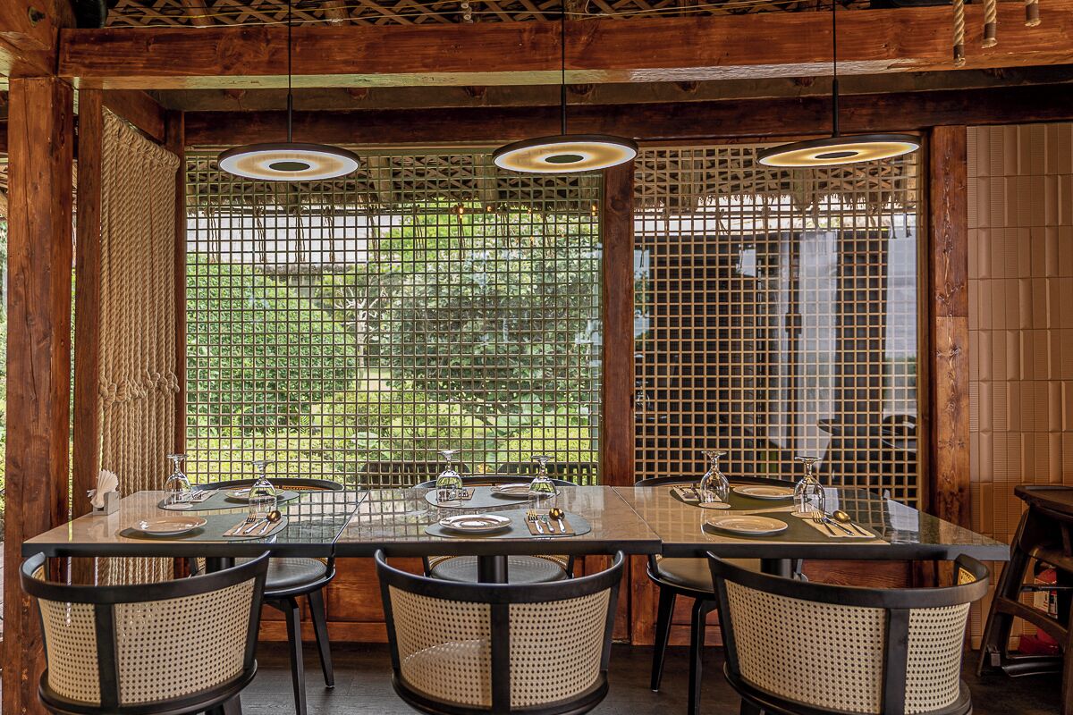 2 restaurants, brunch served