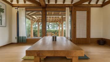 Traditionele kamer, 1 tweepersoonsbed, uitzicht op tuin | Donzen dekbedden, een minibar met enkele gratis items