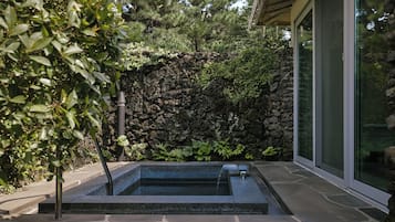 Romantische kamer, privézwembad | Donzen dekbedden, een minibar met enkele gratis items