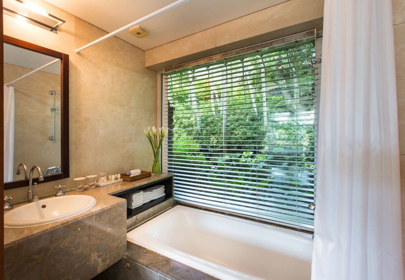 suite | 1 bedroom, down duvets, free minibar items, in-room safe