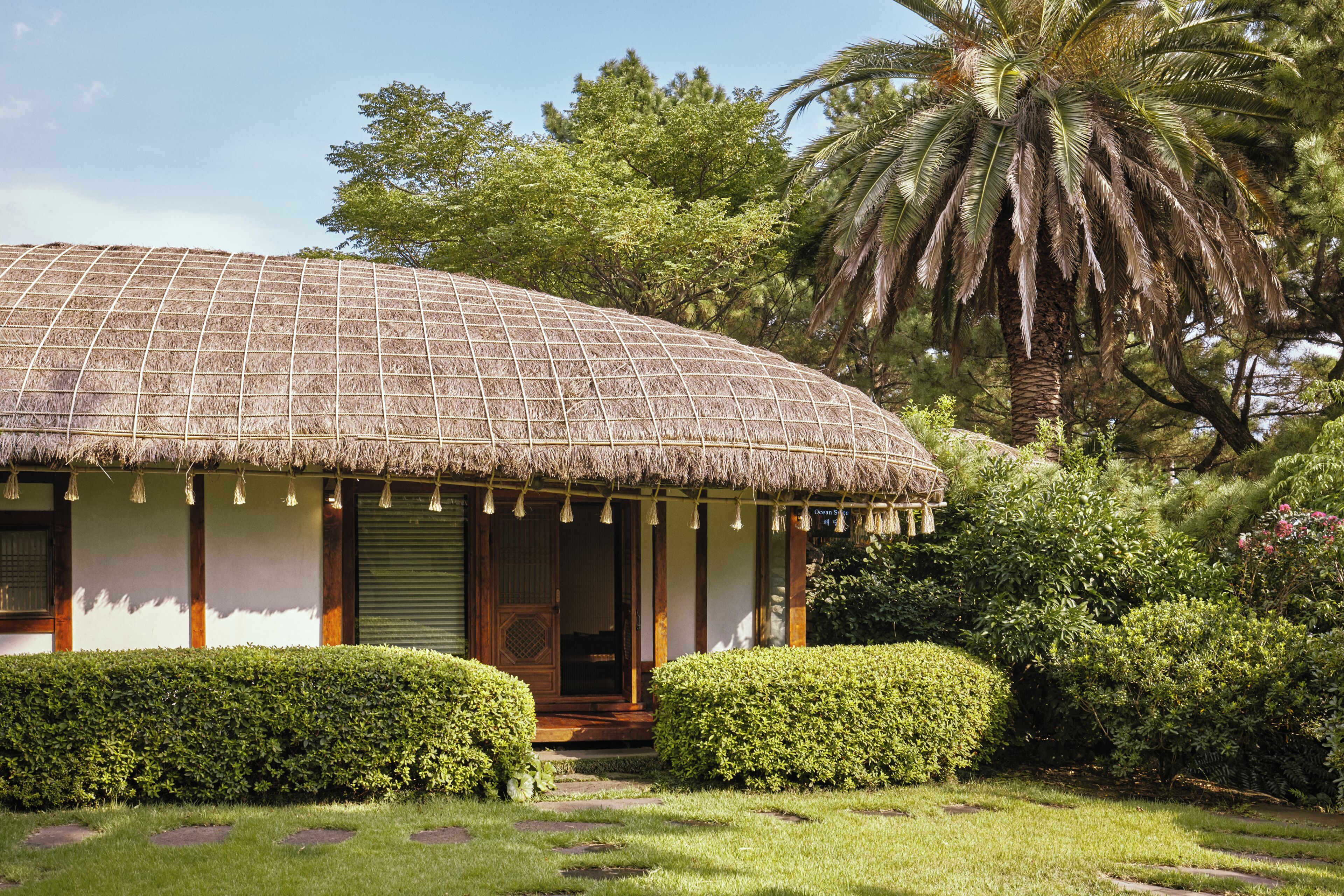 Cubrecamas y artículos del minibar gratis 