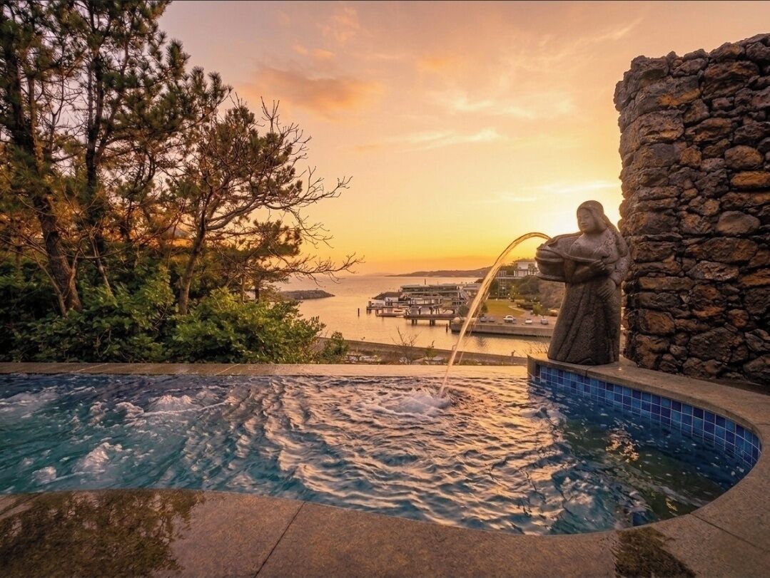 Beritnae SunSet Pool Suite | Premium bedding, down comforters, free minibar items, in-room safe