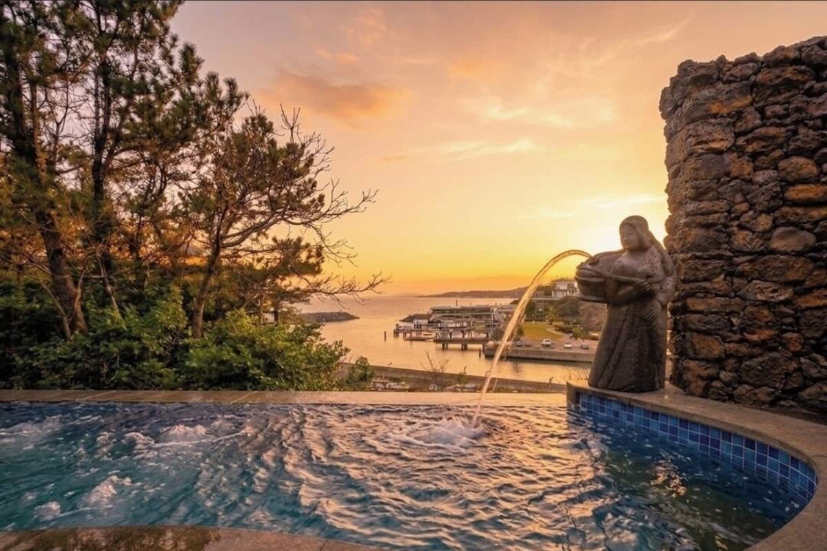 Beritnae SunSet Pool Suite | Premium bedding, down comforters, free minibar items, in-room safe