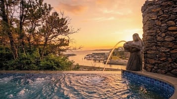 Beritnae SunSet Pool Suite | Premium bedding, down comforters, free minibar items, in-room safe
