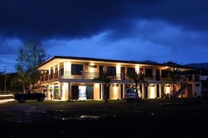 Façade de lâhĂ©bergement - soirĂ©e/nuit