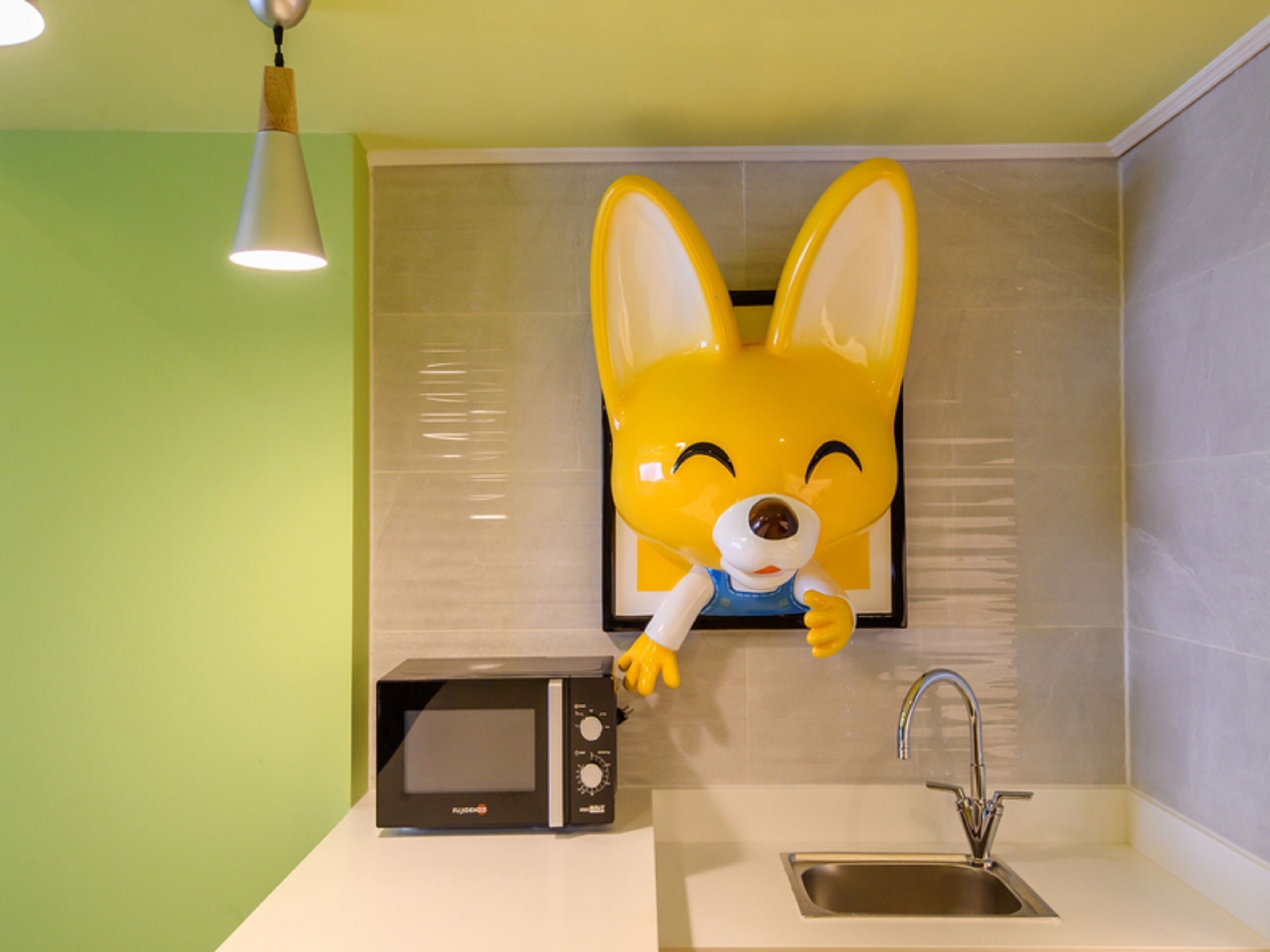 fridge, coffee/tea maker, electric kettle