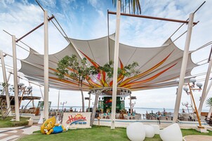 10 restaurants, breakfast, lunch, dinner served; Asian cuisine