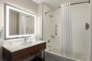 Gratis toiletartikelen, een haardroger, handdoeken