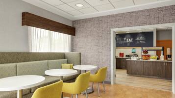 Café da manhã com buffet grátis todos os dias