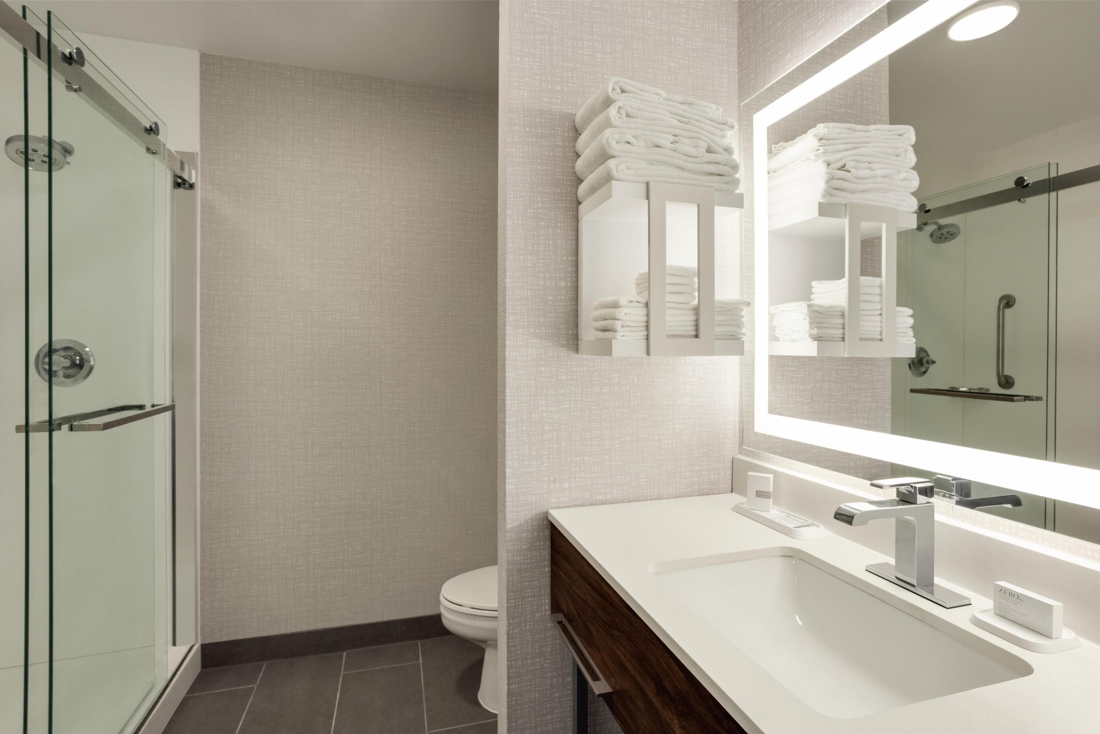 room, 1 king bed (shower) | bathroom | free toiletries, hair dryer, towels