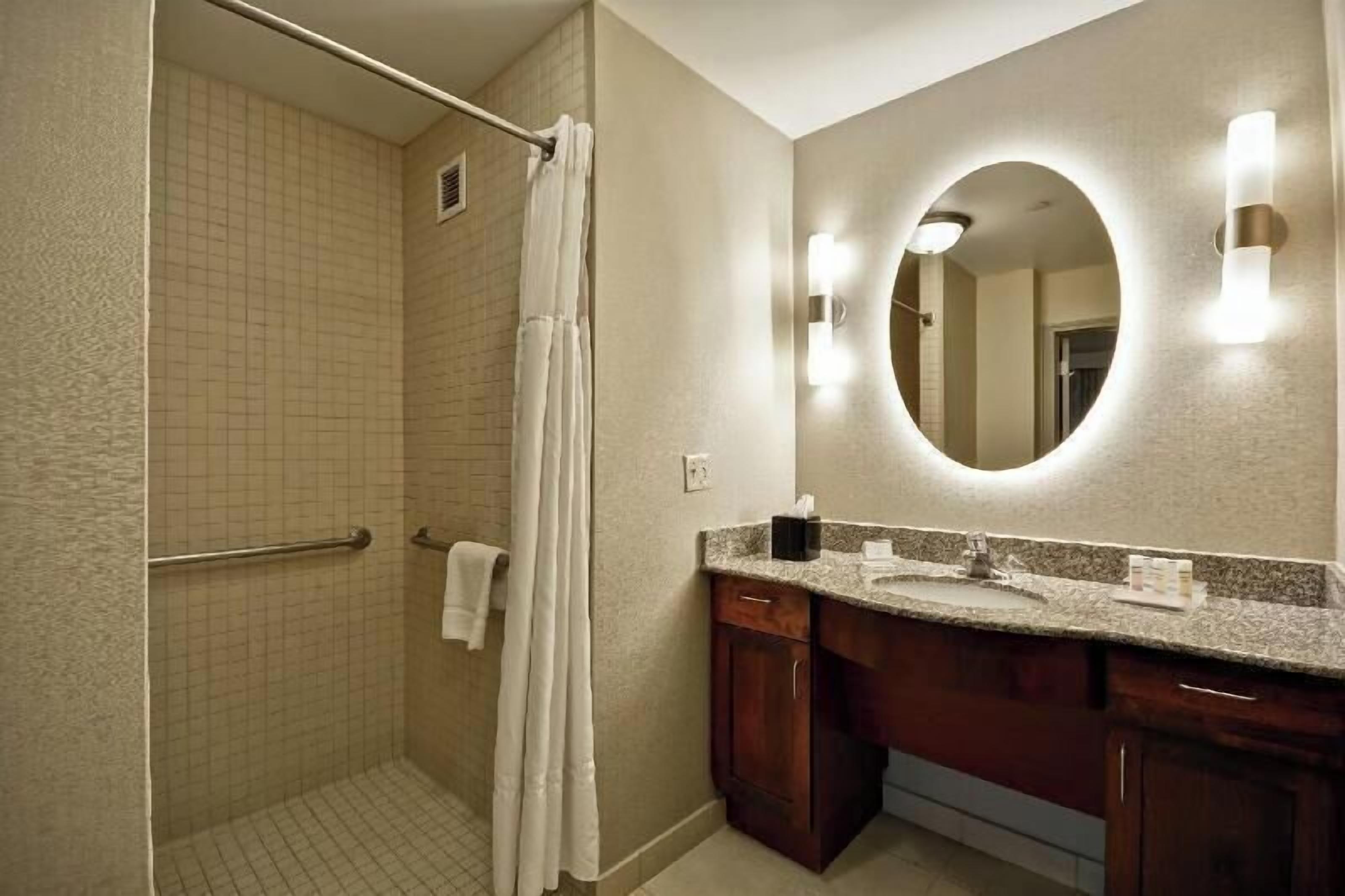 Baño | Amenidades de baño de diseñador, secadora de cabello, toallas, shampoo 