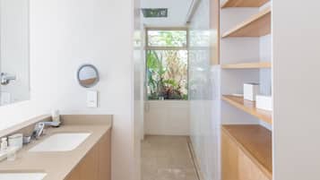 Junior Suite - Sea View | Bagno | Doccia idromassaggio, set di cortesia firmato, asciugacapelli