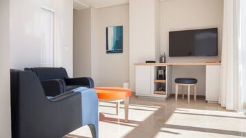 Suite - Sea View | Sala de estar | TV LED