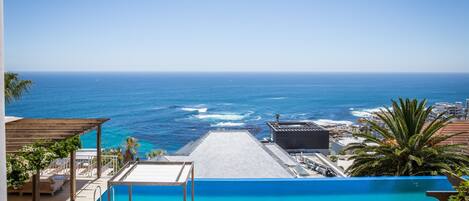 Utendørsbasseng og solsenger