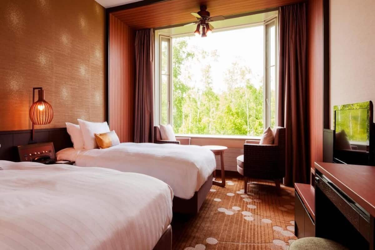 Premium bedding, in-room safe, free WiFi, bed sheets