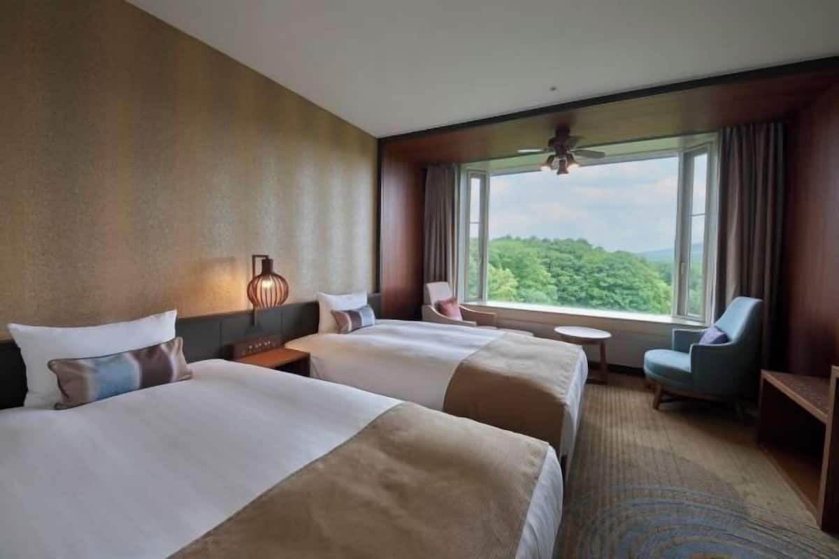 Premium bedding, in-room safe, free WiFi, bed sheets