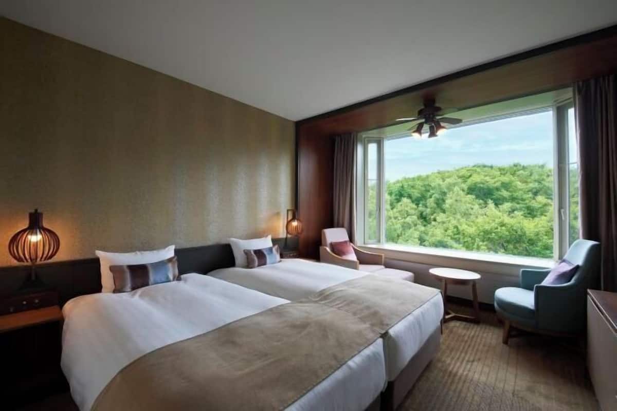 Premium bedding, in-room safe, free WiFi, bed sheets