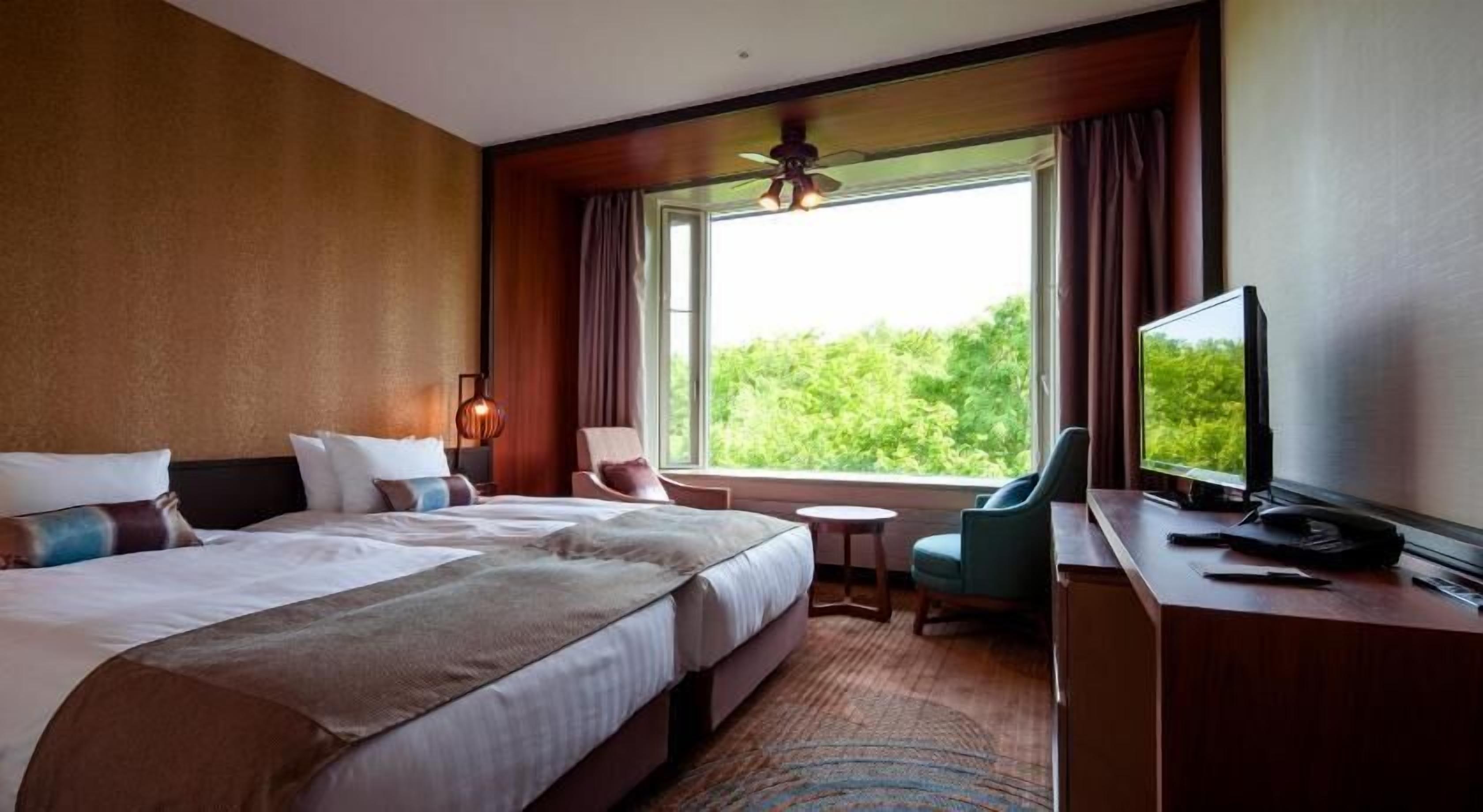 Premium bedding, in-room safe, free WiFi, bed sheets