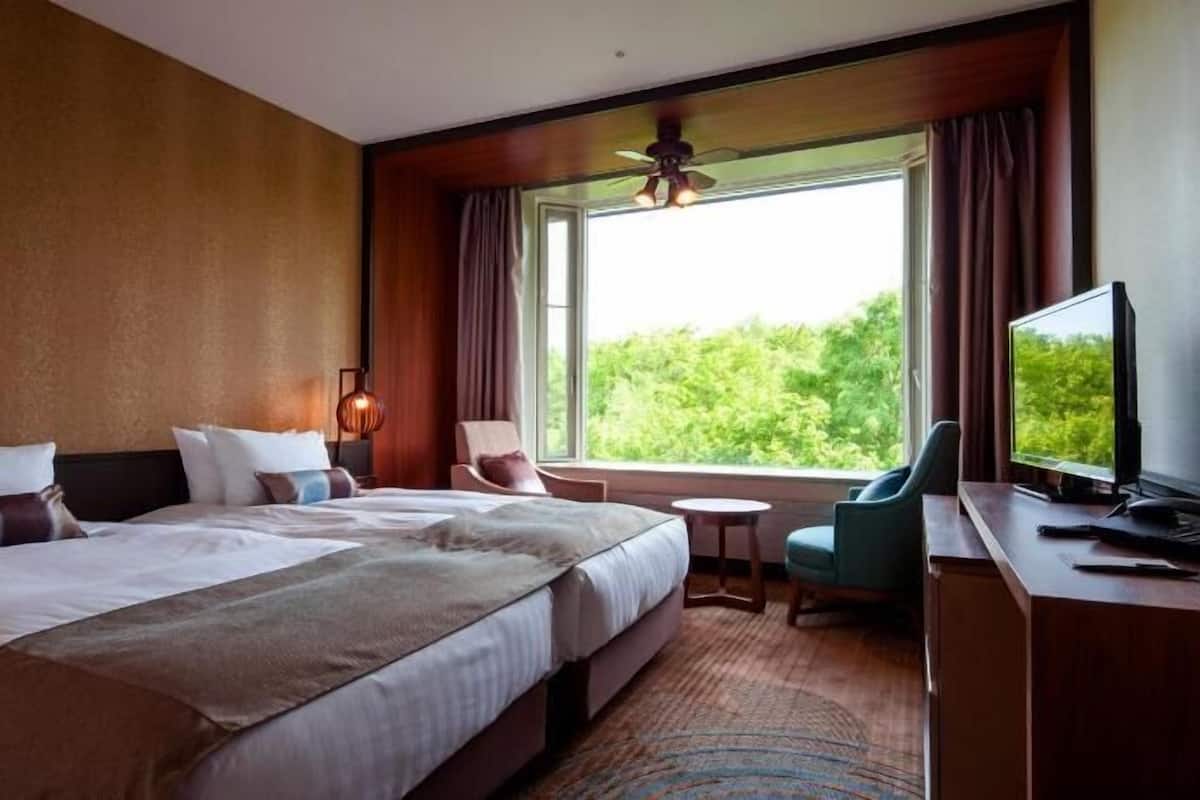 Premium bedding, in-room safe, free WiFi, bed sheets