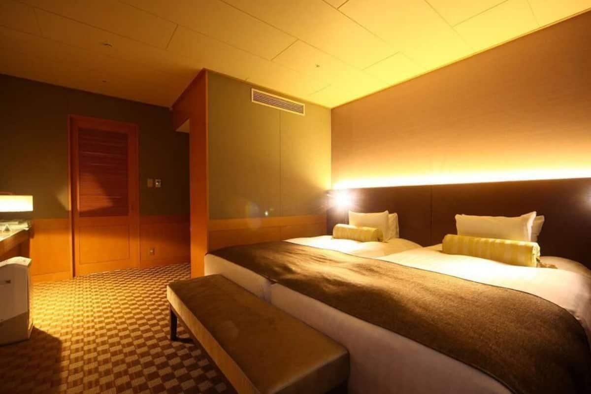 Premium bedding, in-room safe, free WiFi, bed sheets