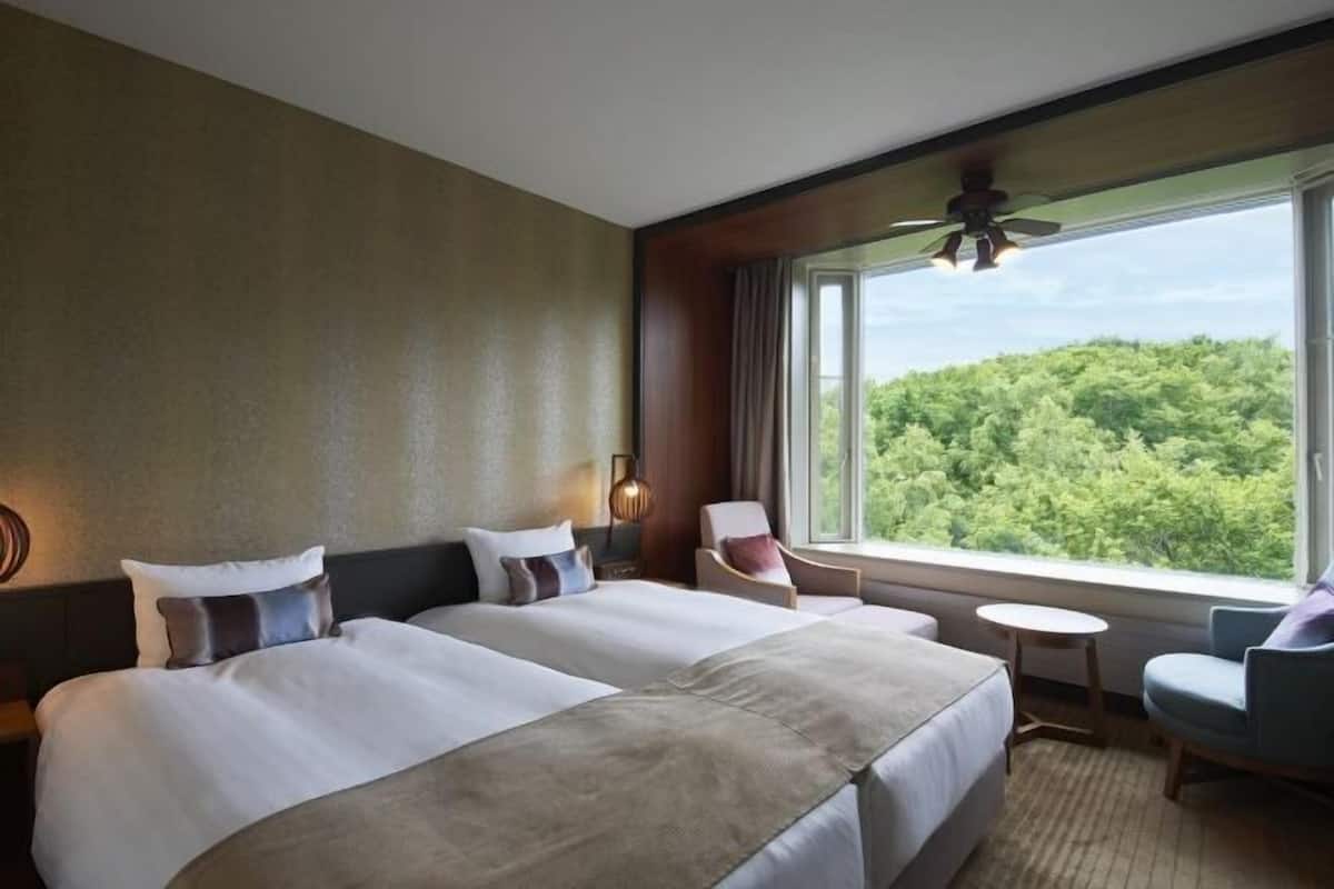 Premium bedding, in-room safe, free WiFi, bed sheets
