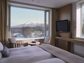 Premium bedding, in-room safe, free WiFi, bed sheets