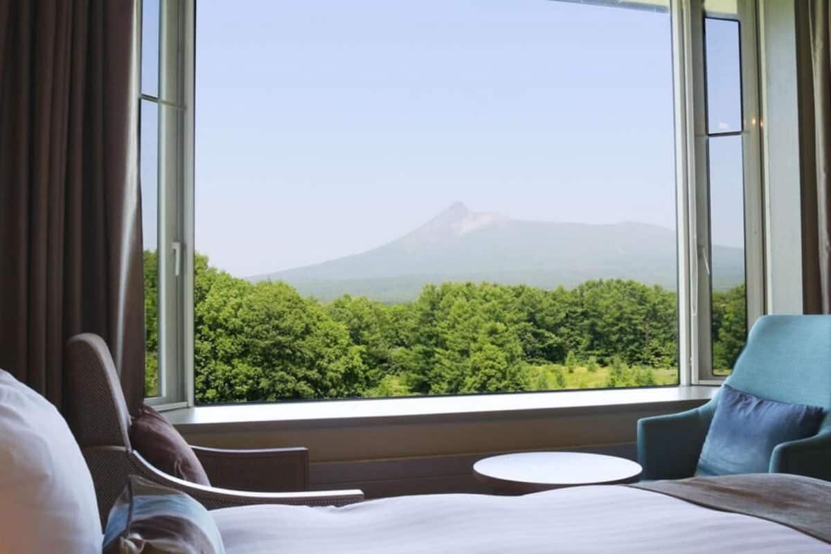Premium bedding, in-room safe, free WiFi, bed sheets