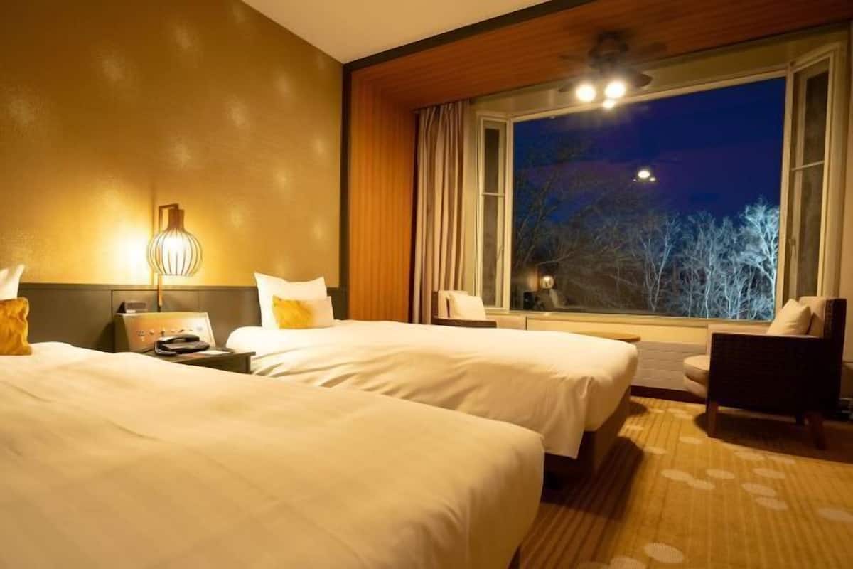 Premium bedding, in-room safe, free WiFi, bed sheets