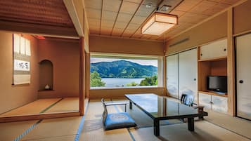 Premium bedding, in-room safe, desk, laptop workspace