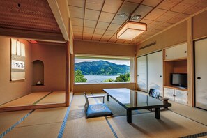 [Mt. Fuji & Lake View] Private Room with Hot Spring Bath, Non Smoking | Premium bedding, in-room safe, desk, laptop workspace - Ryuguden (Hakone)