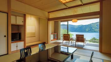 Premium bedding, in-room safe, desk, laptop workspace